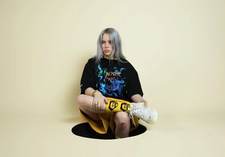 Billie Eilish Vermögen: Die inspirierende Geschichte der berühmten Sängerin und ihr Aufstieg zum Erfolg